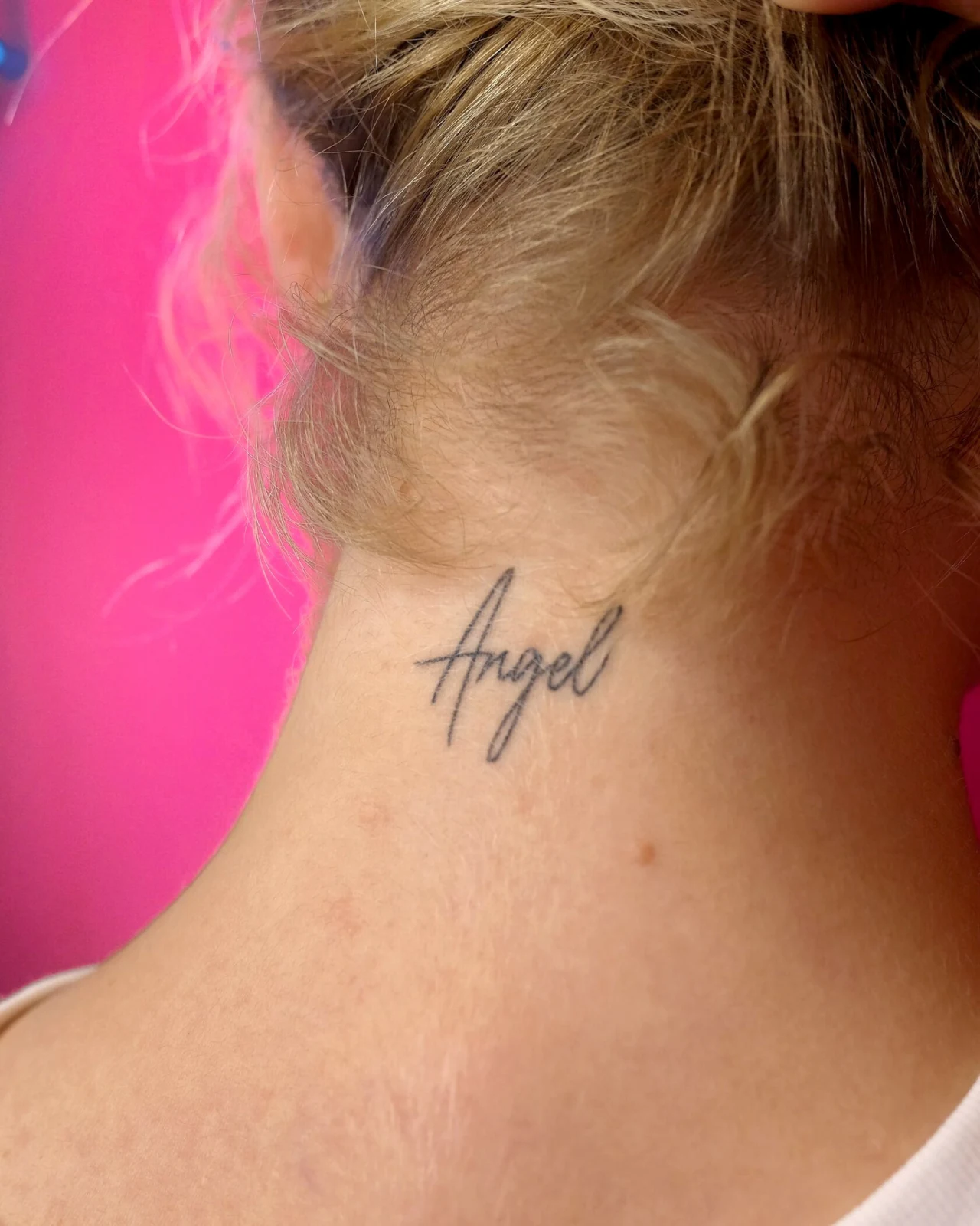 Зажившая тату-надпись Angel на шее